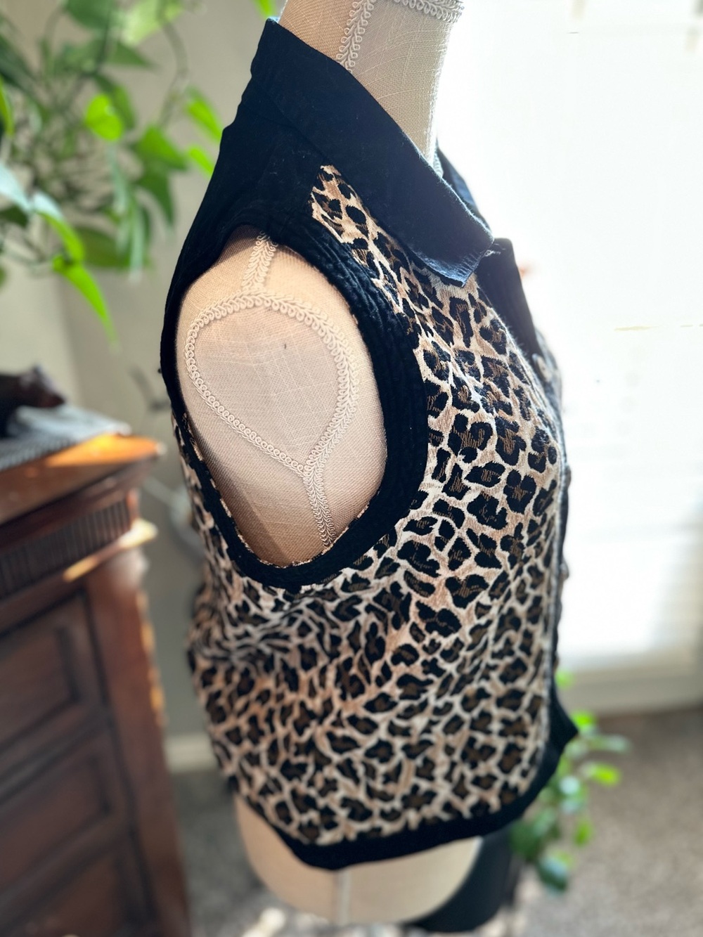Vintage Sleeveless Leopard-Print Button Down Top in Black & Cream - Picture 2 of 11